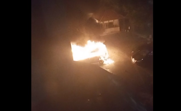 Massa Bakar Sejumlah Mobil di Kawasan Kantor Gubernur Jateng